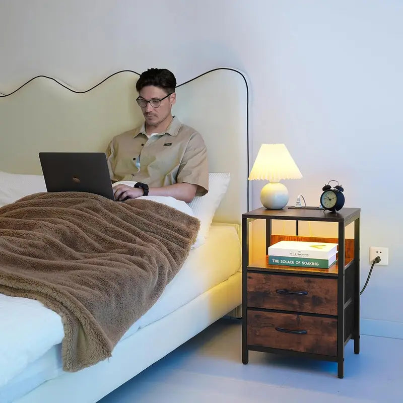 Mesita de Noche Moderna con Puertos USB y Cajones de Tela